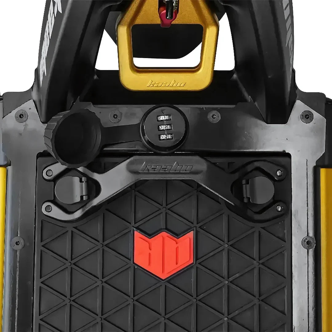 Detaljan prikaz brave s lozinkom na crnoj podnici električnog romobila Kaabo Wolf King GTR