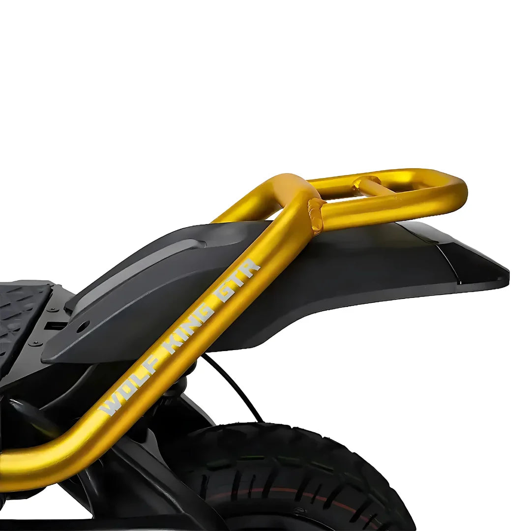 Zlatni stražnji nosač i blatobran električnog romobila Kaabo Wolf King GTR, detaljan pogled