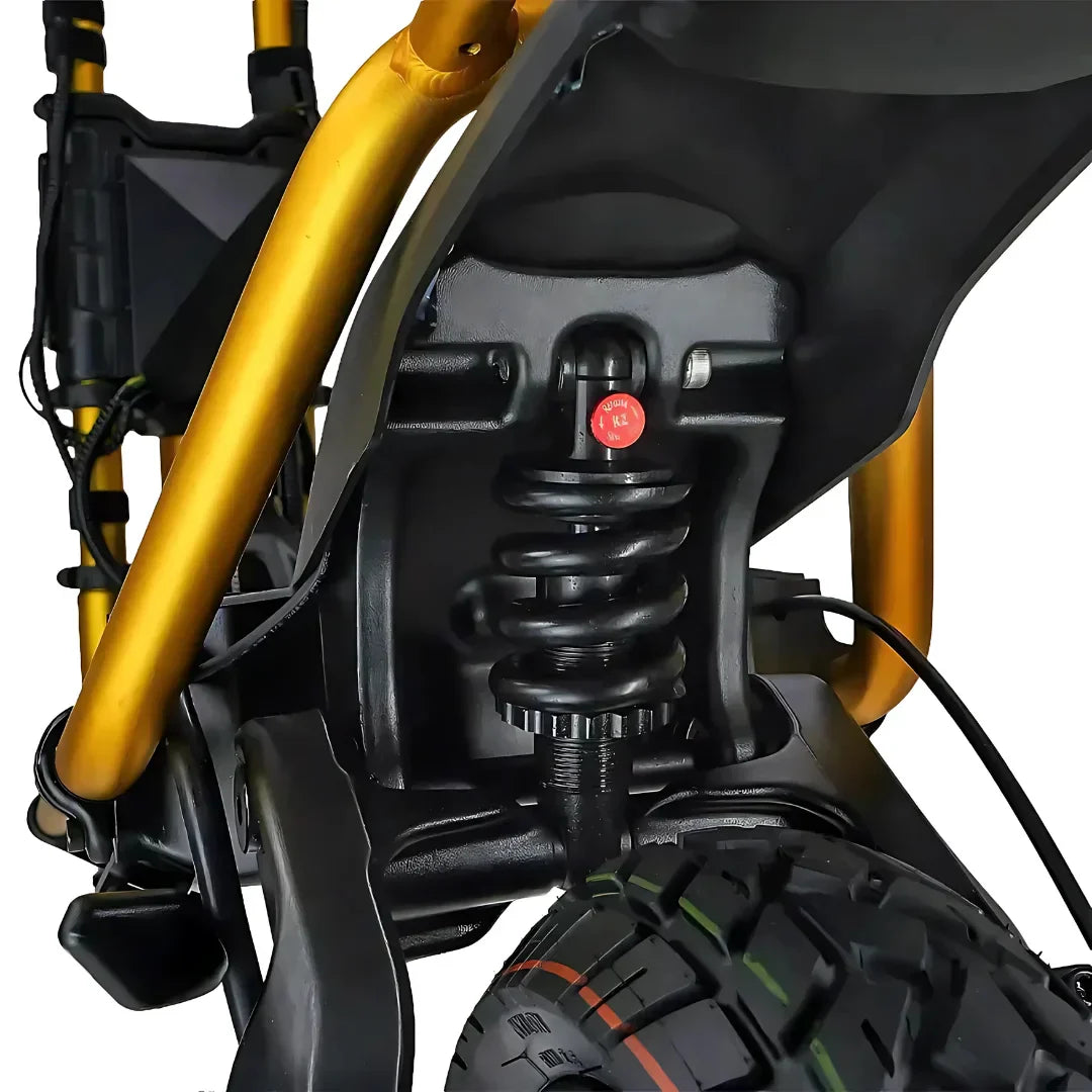 Detalj crnog stražnjeg amortizera i zlatni okvir električnog romobila Kaabo Wolf King GTR