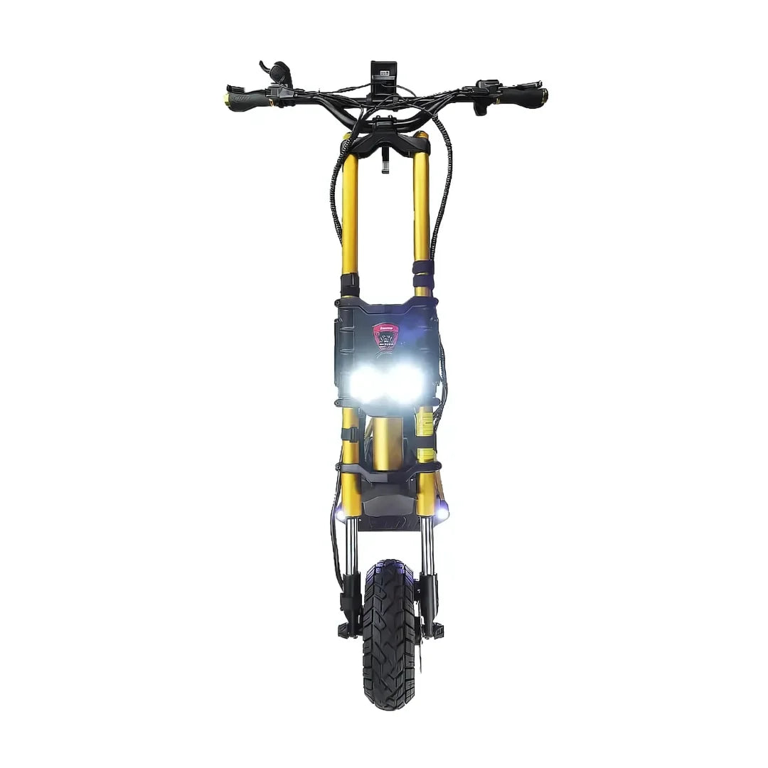 Prednji pogled na električni romobil Kaabo Wolf King GTR s upaljenim LED svjetlima i zlatnim