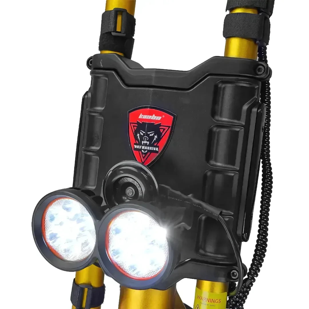 Prednji dio električnog romobila Kaabo Wolf King GTR s upaljenim LED svjetlima i logotipom