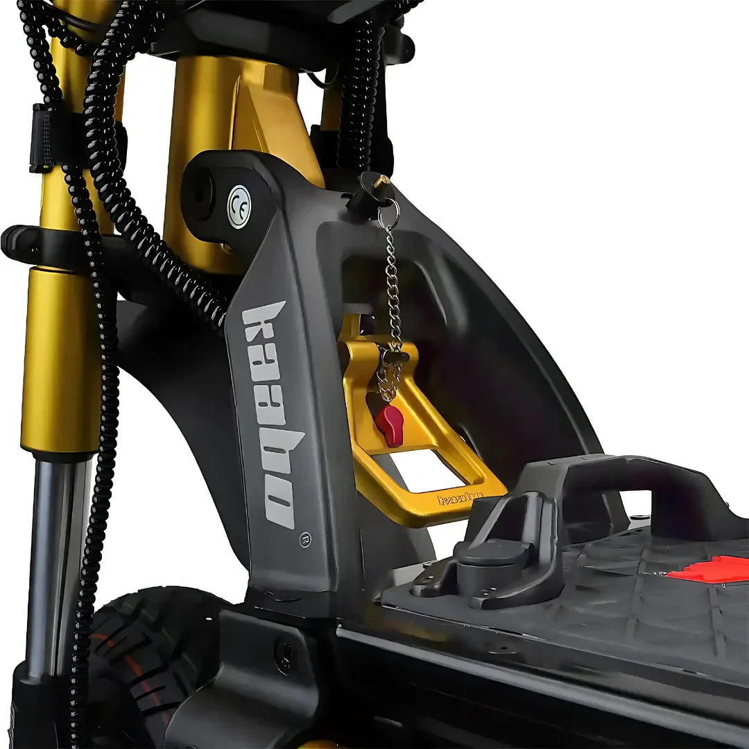 Detalj mehanizma za sklapanje električnog romobila Kaabo Wolf King GTR crno-zlatne boje