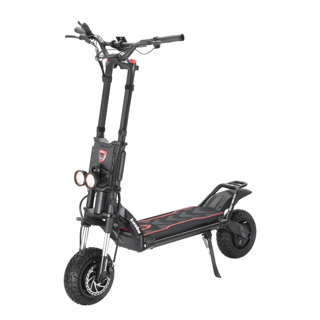 Crni električni romobil Kaabo Wolf King GTR Max, pogled s boka na bijeloj podlozi