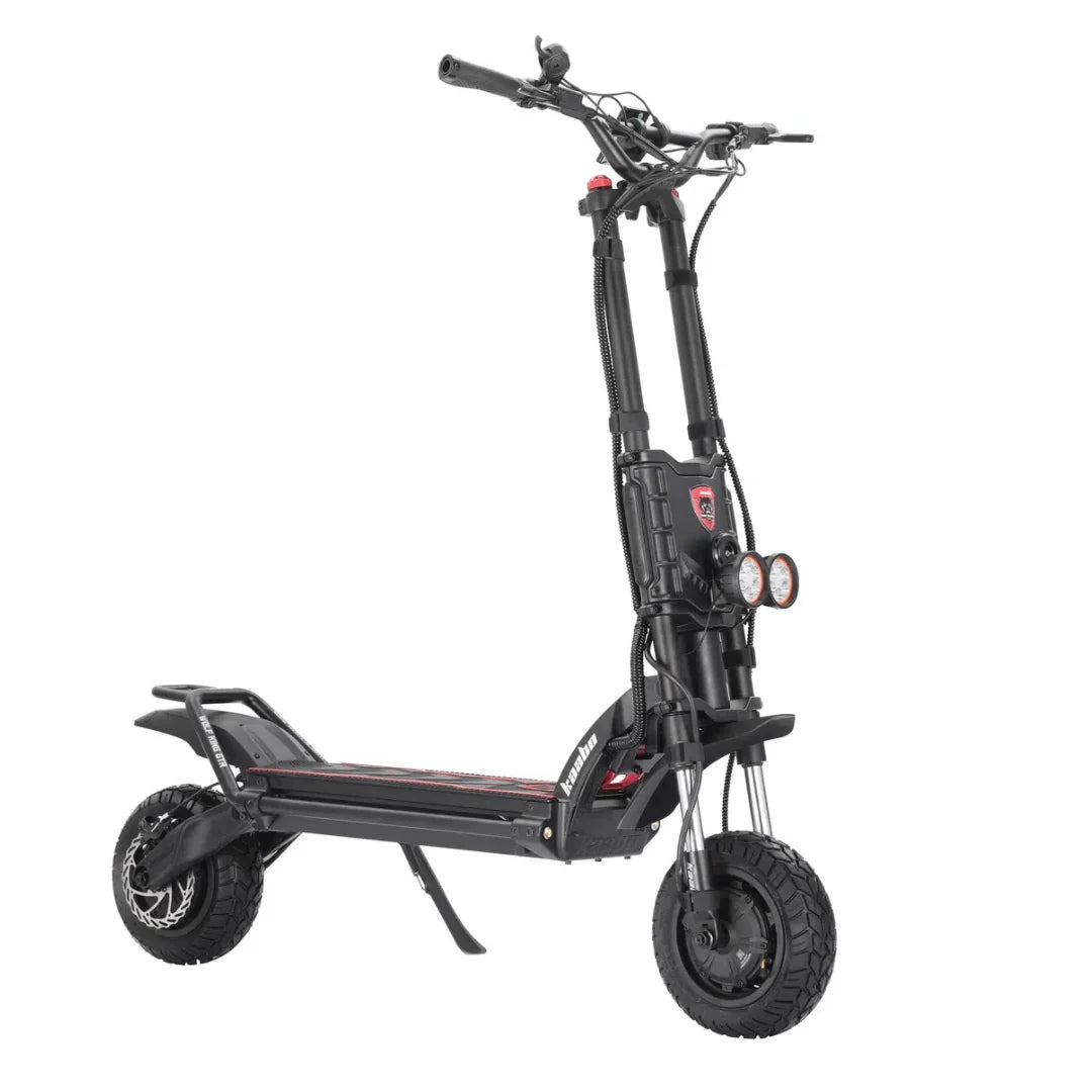 Crni električni romobil Kaabo Wolf King GTR Max, pogled s boka na bijeloj pozadini