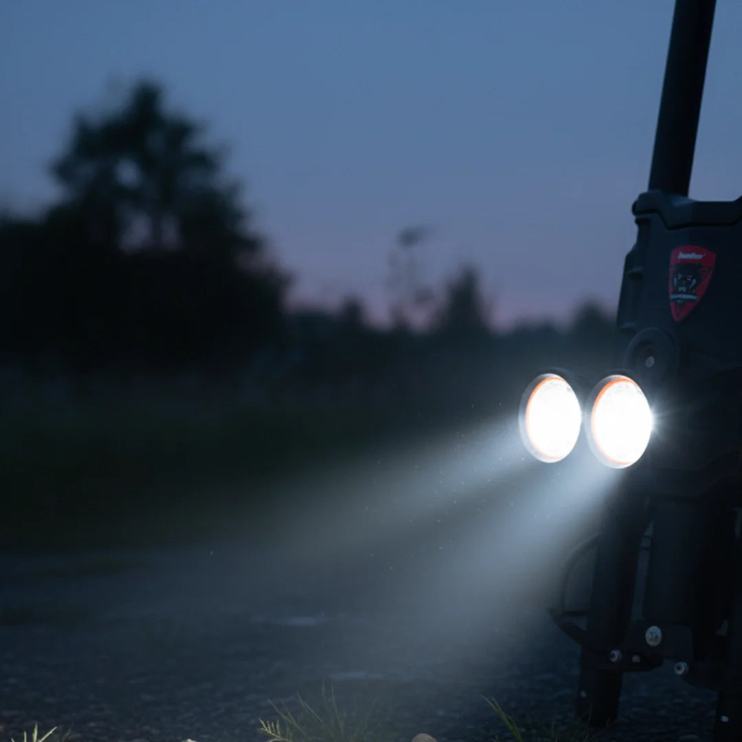 Prednja LED svjetla na električnom romobilu Kaabo Wolf King GTR Max tijekom noćne vožnje