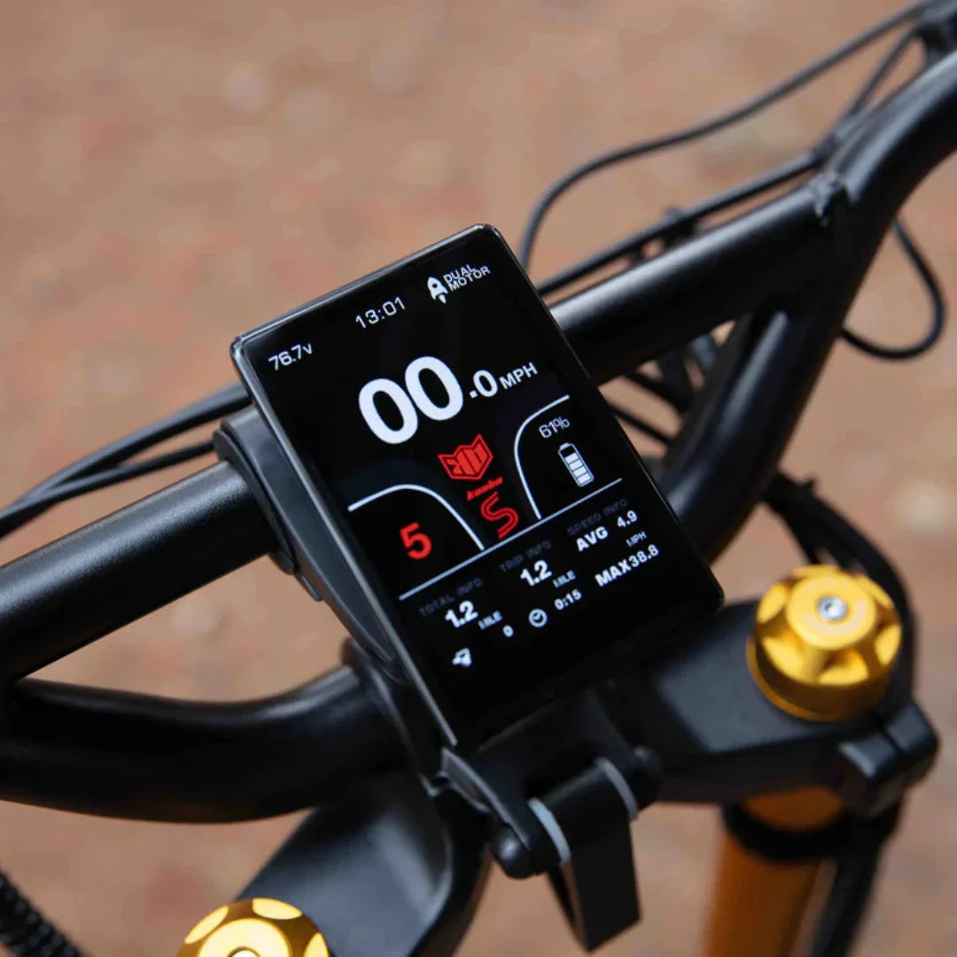 Digitalni LCD zaslon na upravljaču električnog romobila Kaabo Wolf King GTR Max s prikazom podataka