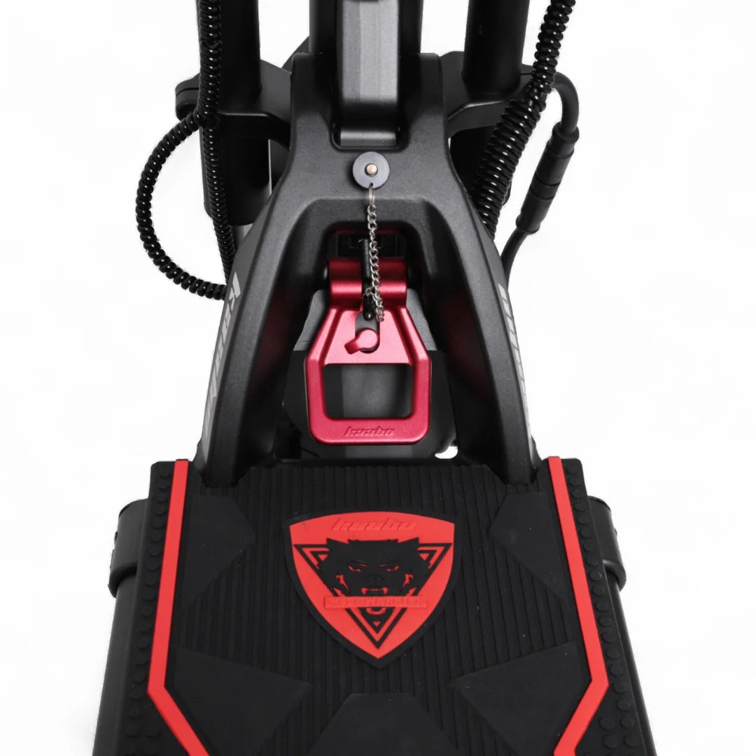 Mehanizam za sklapanje i logo na električnom romobilu Kaabo Wolf Warrior 11 Max, crveno-crni detalj