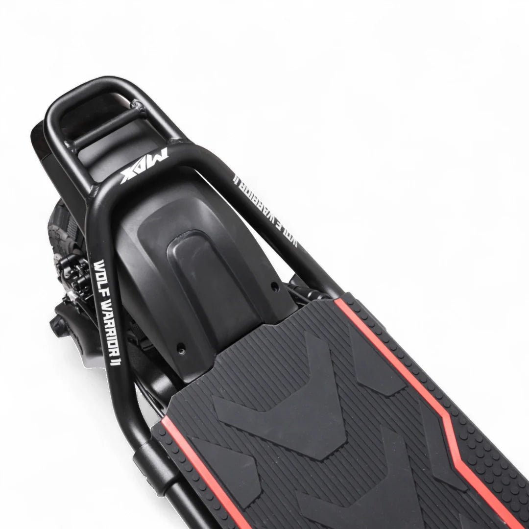 Stražnji dio električnog romobila Kaabo Wolf Warrior 11 Max s crnim blatobranom i gazištem
