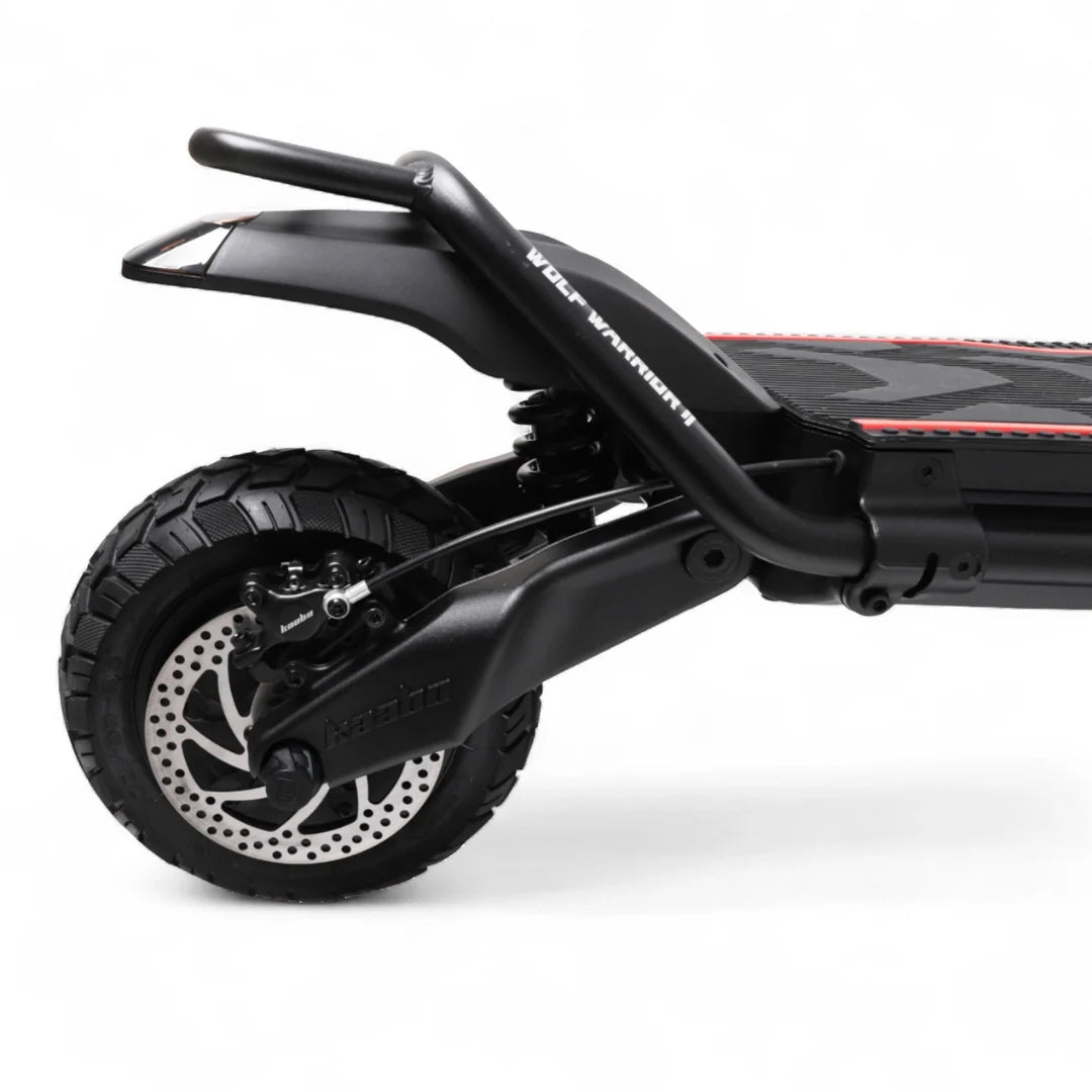 Stražnji kotač i amortizer električnog romobila Kaabo Wolf Warrior 11 Max, crni detalji