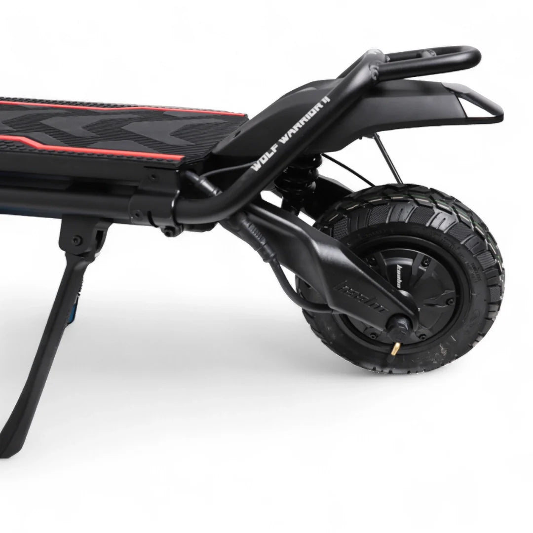 Detalj stražnjeg kotača i amortizacije električnog romobila Kaabo Wolf Warrior 11 Max na stalku