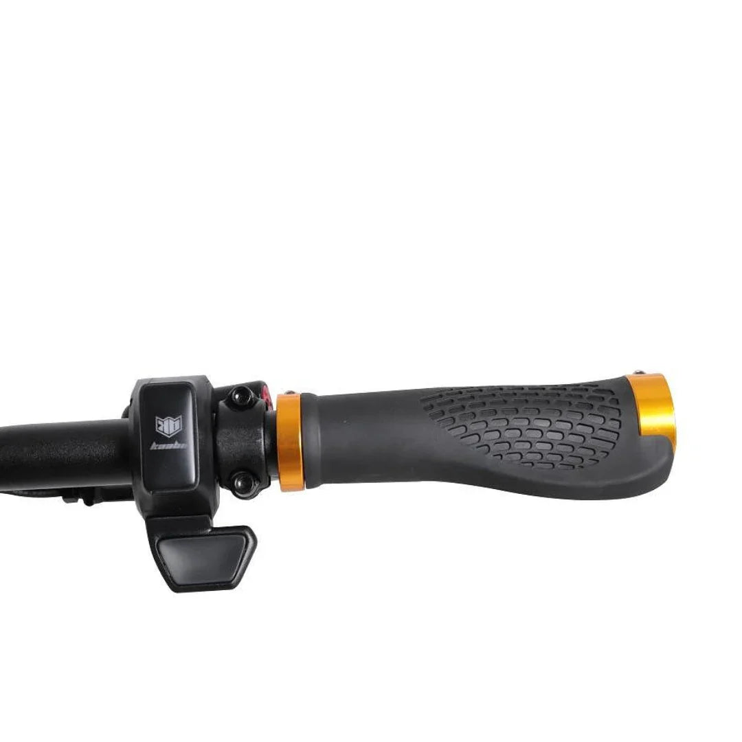 Ergonomska ručka upravljača s gasom za električni romobil Kaabo Wolf Warrior 11 Max u krupnom planu