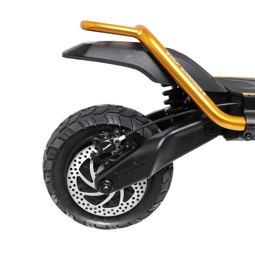 Stražnji kotač i zlatni okvir električnog romobila Kaabo Wolf Warrior 11 Max s disk kočnicom
