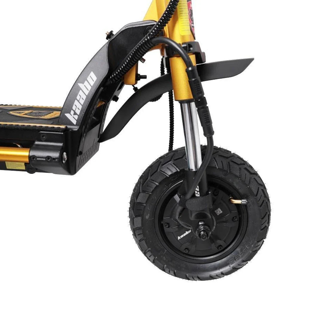 Prednji dio električnog romobila Kaabo Wolf Warrior 11 Max sa zlatnim okvirom i crnim kotačem