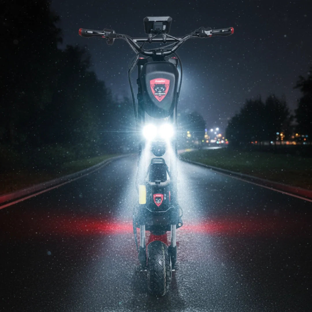 Električni romobil Kaabo Wolf Warrior 11 Max sprijeda s upaljenim prednjim svjetlima po noći