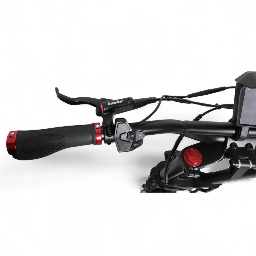 Upravljač električnog romobila Kaabo Wolf Warrior 11 Max s crnim ručkama i detaljima crvene boje