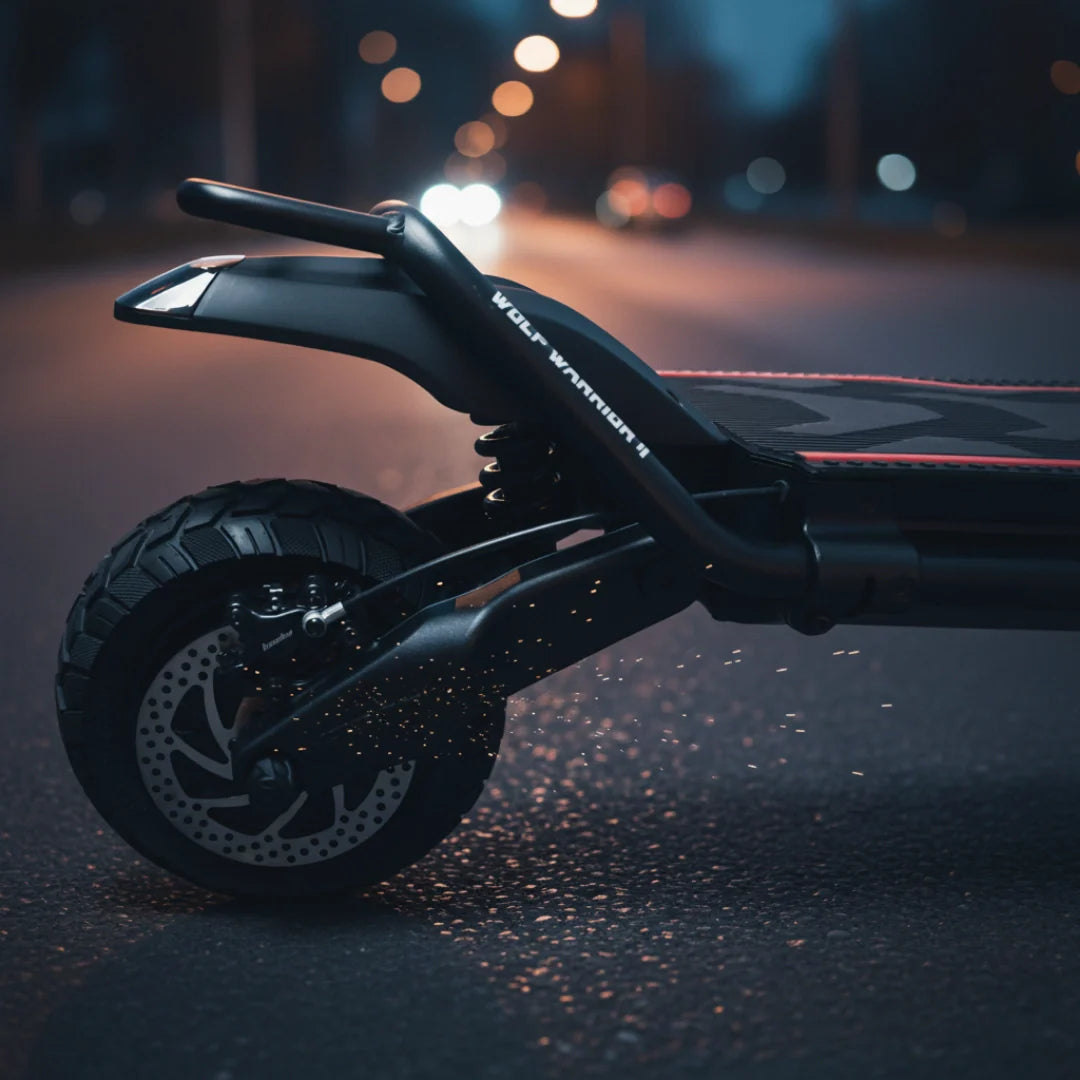 Stražnji dio crnog električnog romobila Kaabo Wolf Warrior 11 Max s kotačem i ovjesom noću