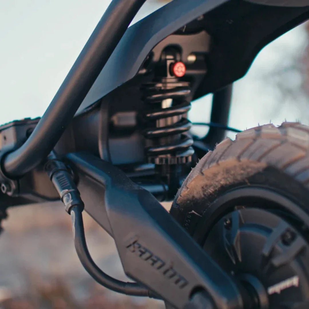 Detalj stražnjeg ovjesa i crne opruge električnog romobila Kaabo Wolf Warrior 11 Max