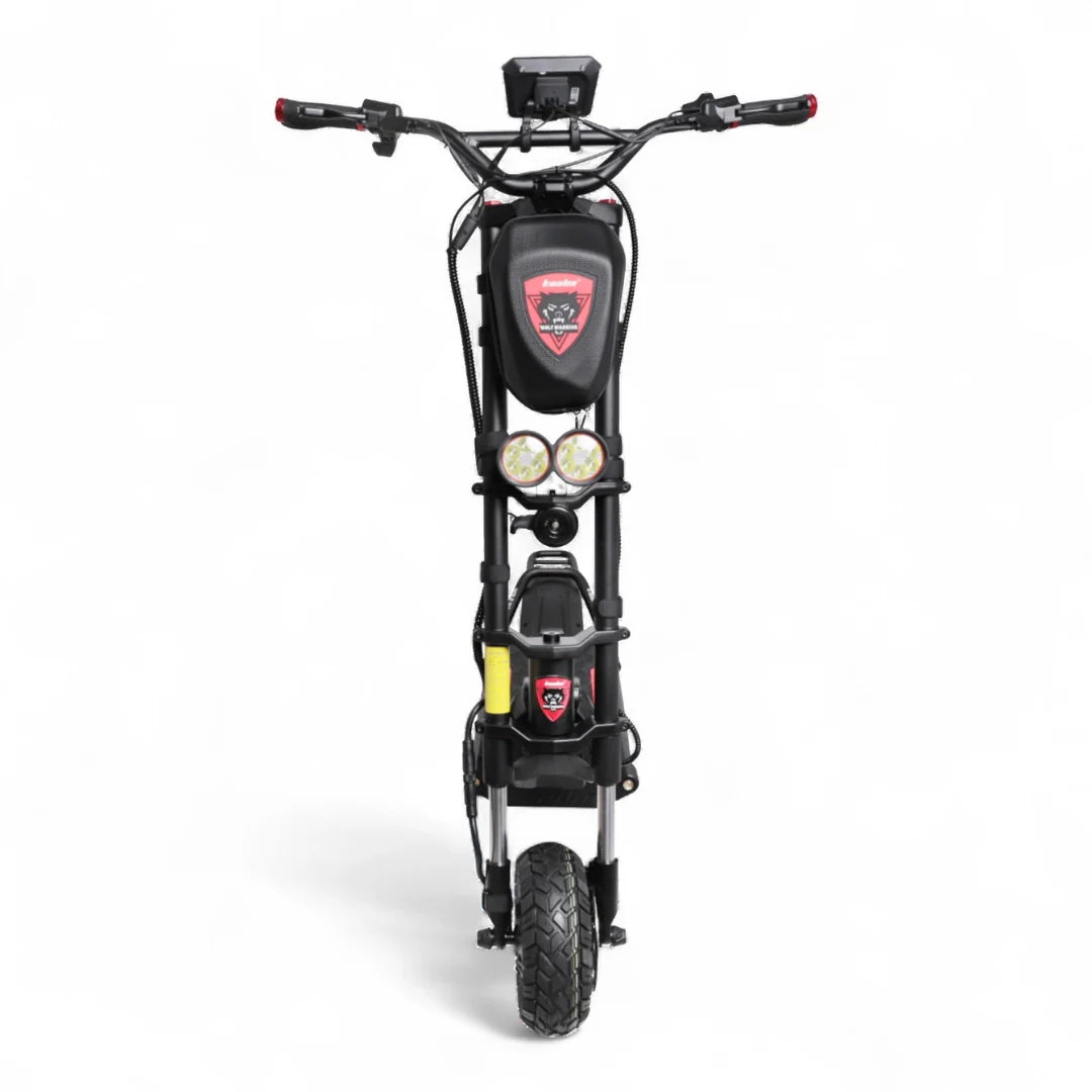 Prednji pogled na električni romobil Kaabo Wolf Warrior 11 Max s crnim okvirom i svjetlima