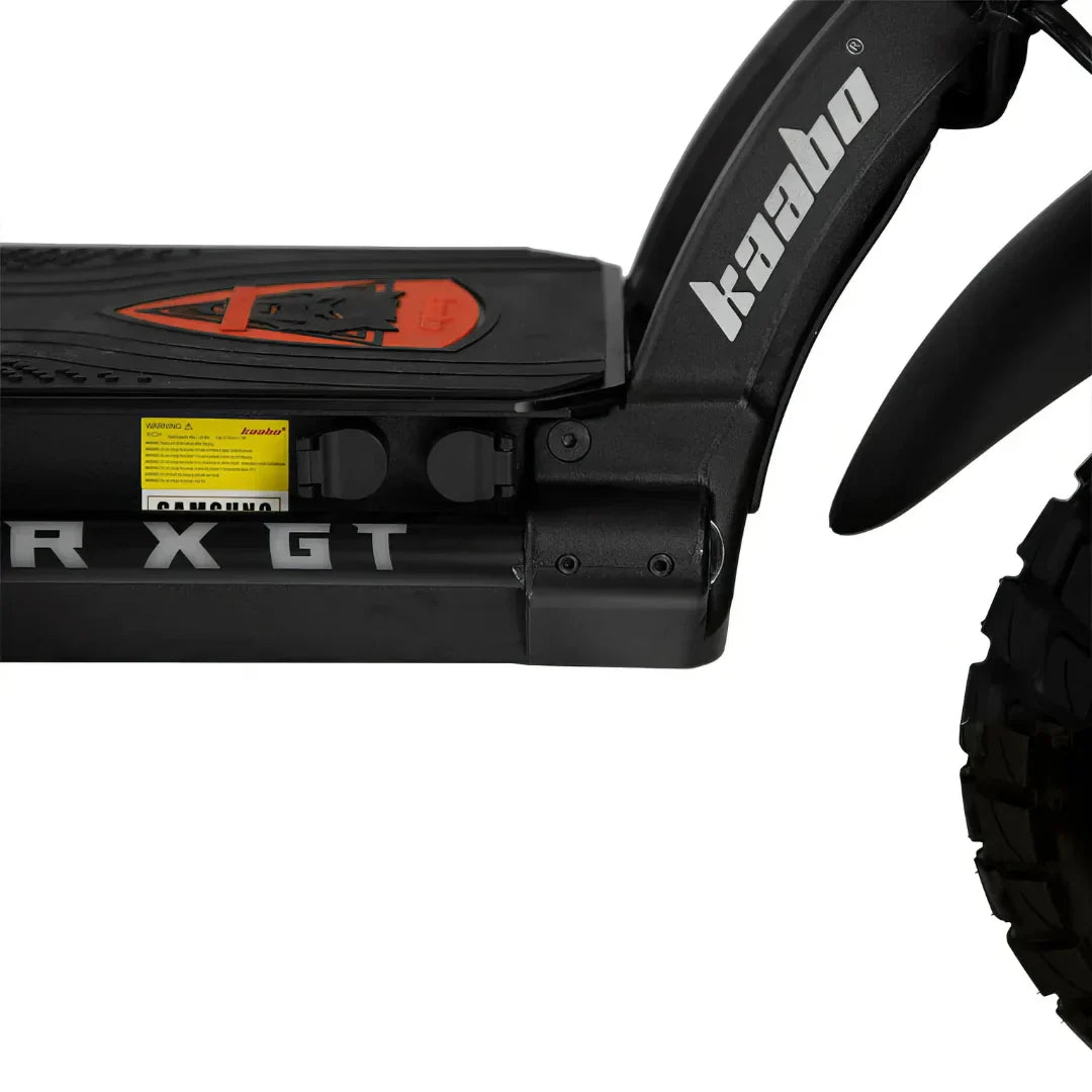 Detalj crnog električnog romobila Kaabo Wolf Warrior X GT s natpisom na okviru i gazištem