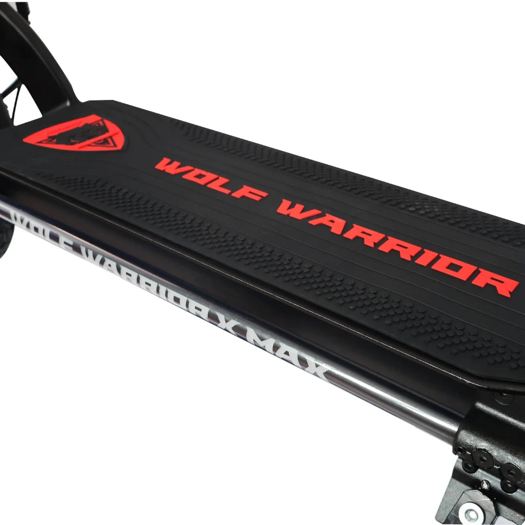 Krupni plan gazišta električnog romobila Kaabo Wolf Warrior X Max s crvenim natpisom na crnoj