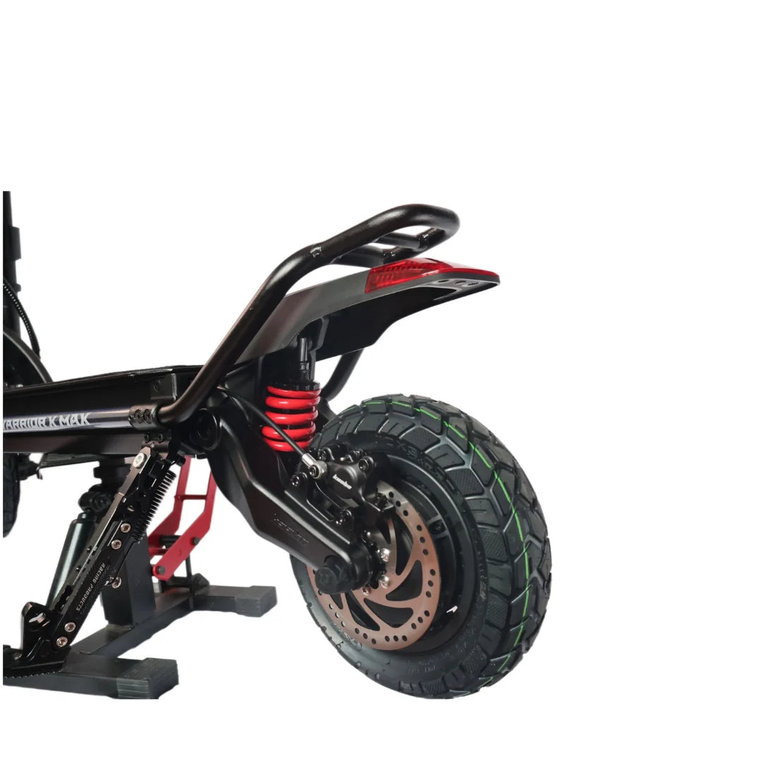 Stražnji ovjes i crveni amortizer električnog romobila Kaabo Wolf Warrior X Max na stalku