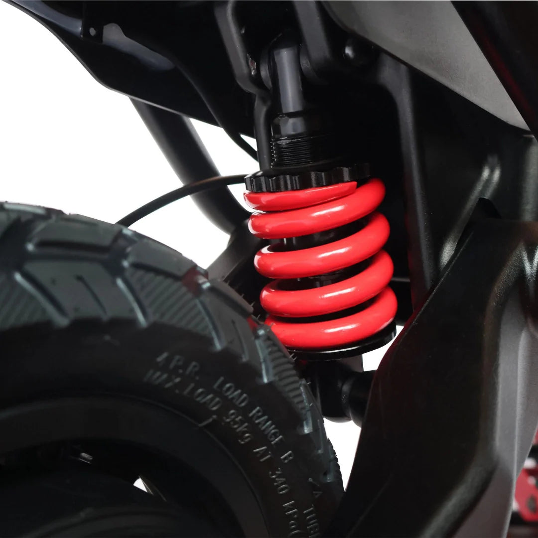 Krupni kadar crvene opruge stražnjeg ovjesa na električnom romobilu Kaabo Wolf Warrior X Pro
