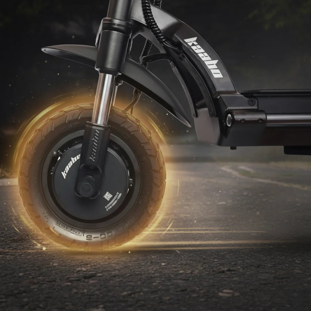Krupan kadar prednjeg kotača crnog električnog romobila Kaabo Wolf Warrior X Max s efektom kretanja