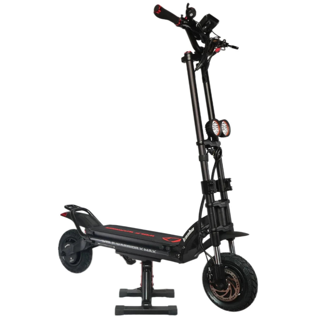 Električni romobil Kaabo Wolf Warrior X Max crne boje, pogled s profila na postolju