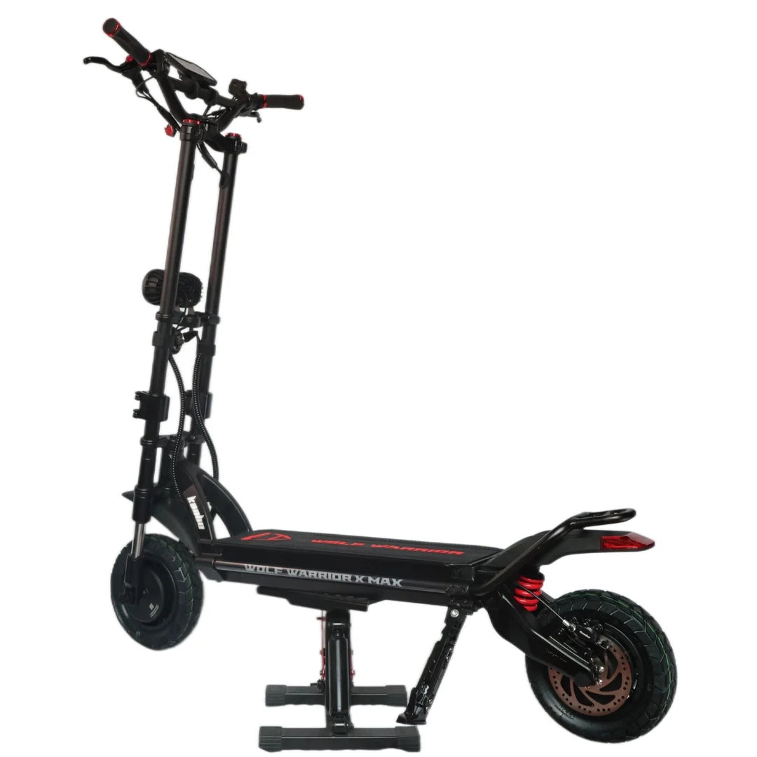 Crni električni romobil Kaabo Wolf Warrior X Max, bočni pogled na postolju