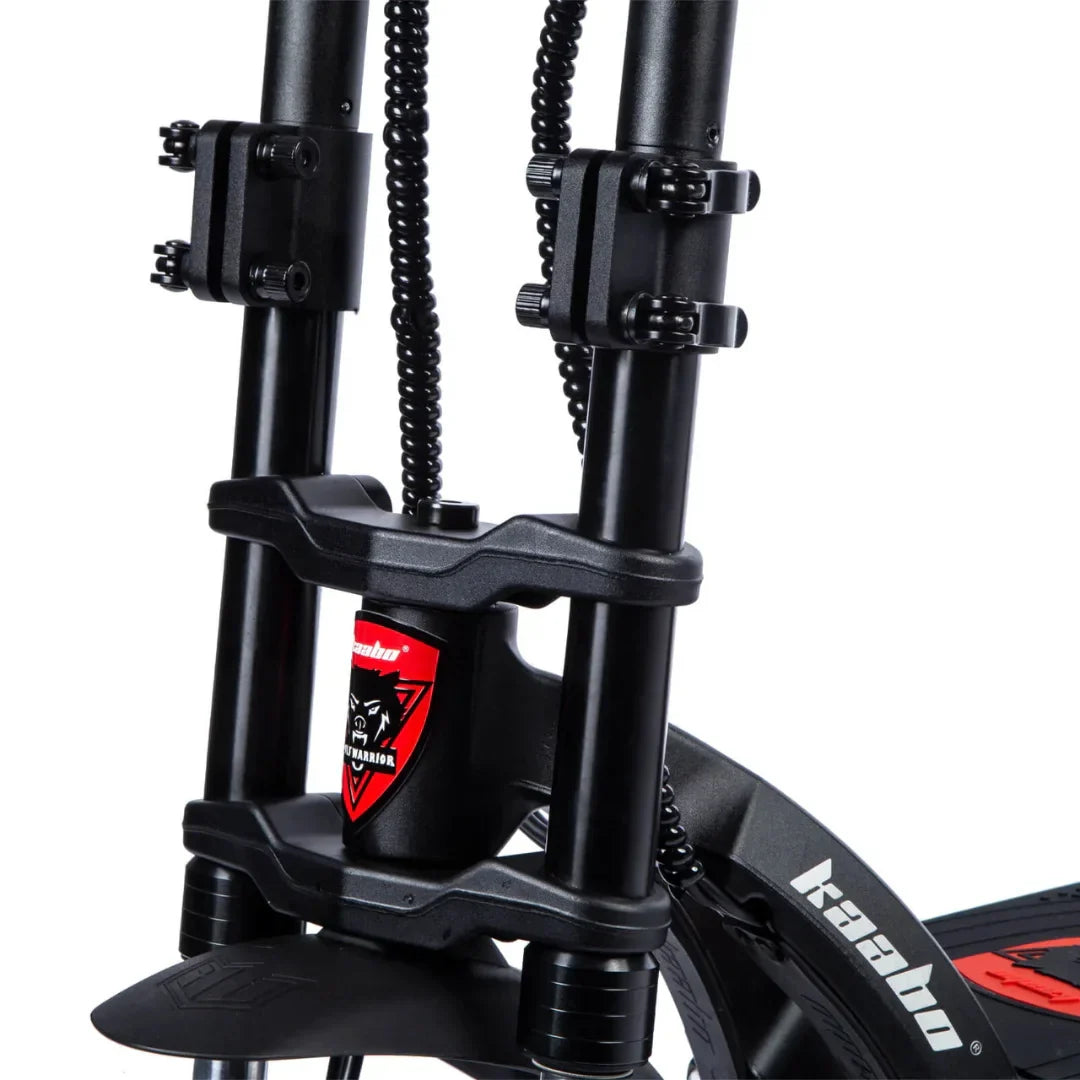 Detalj crne prednje vilice i ovjesa električnog romobila Kaabo Wolf Warrior X Plus