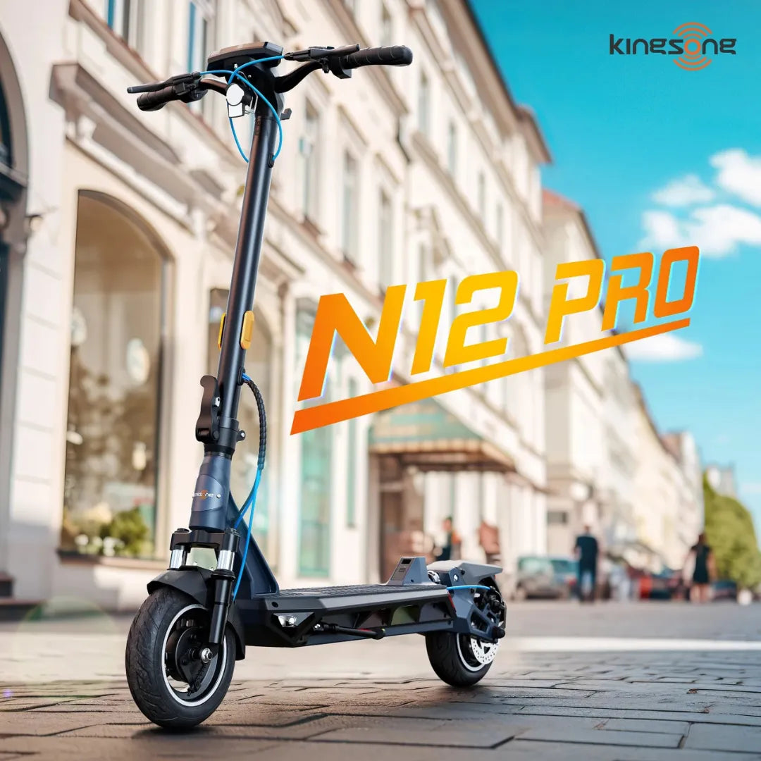 Električni romobil KingSong N12 Pro crne boje na gradskoj ulici pogled sprijeda