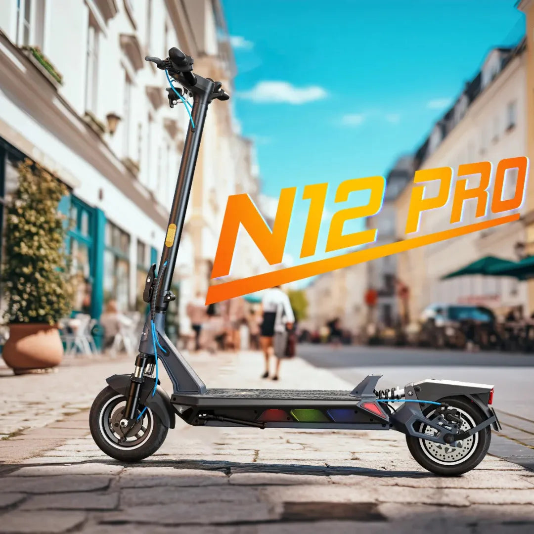 Električni romobil KingSong N12 Pro bočni pogled na gradskoj ulici s ambijentalnim svjetlom