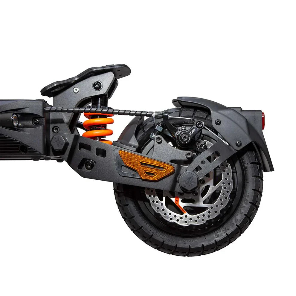 Prikaz stražnjeg ovjesa i kotača električnog romobila KuKirin G2 Master s narančastom oprugom