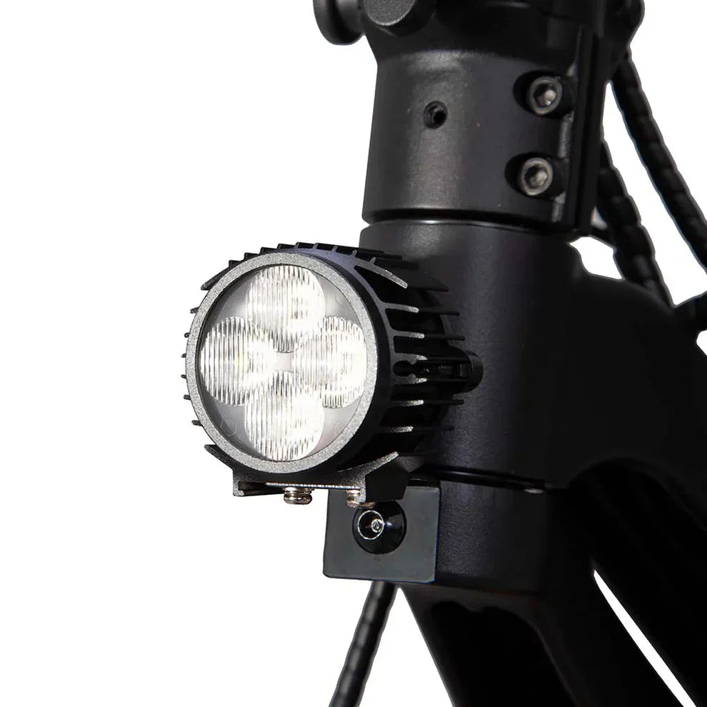 Prednje LED svjetlo na električnom romobilu KuKirin G2 Master crne boje detaljan prikaz