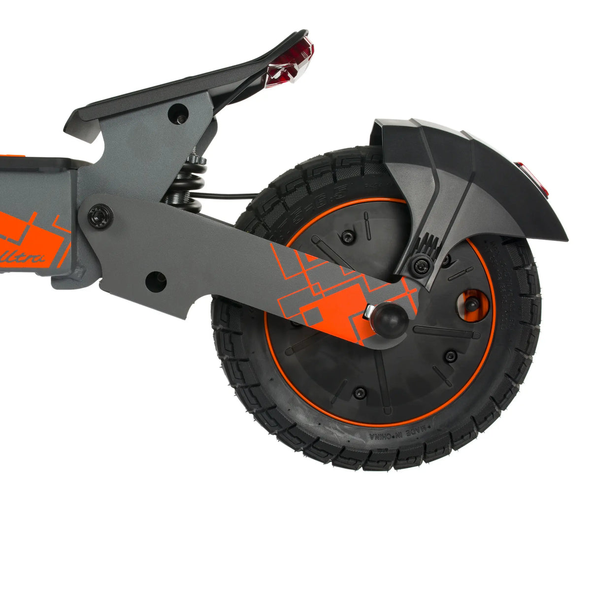 Zadnji kotač električnog romobila KuKirin G2 Ultra s amortizerom i narančastim detaljima