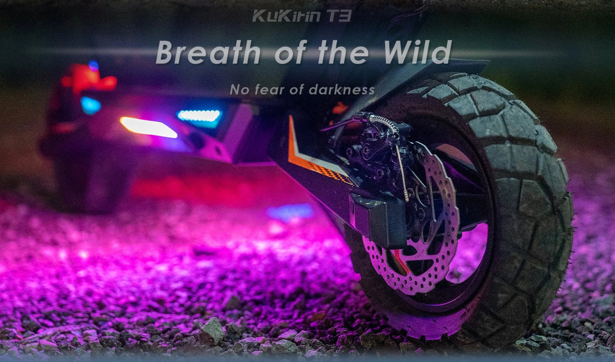 Električni romobil KuKirin T3 s LED osvjetljenjem i detaljem stražnjeg kotača noću