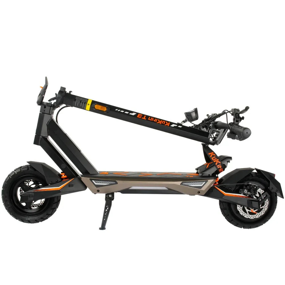 Električni romobil KuKirin T3 sklopljen bočni pogled crne boje s narančastim detaljima