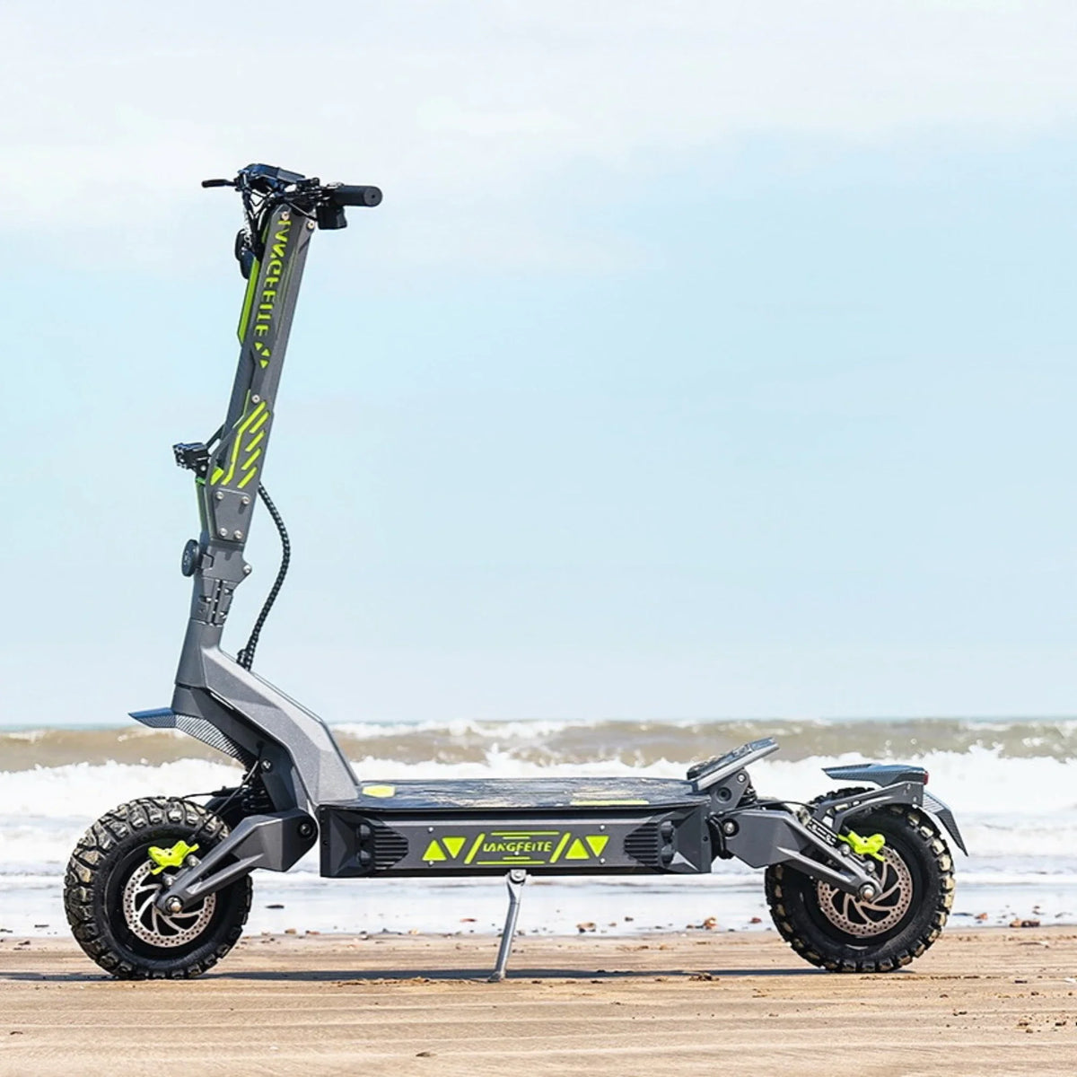 Električni romobil Langfeite GT2 RS 2026 bočni pogled na sivoj plaži sa žutim detaljima