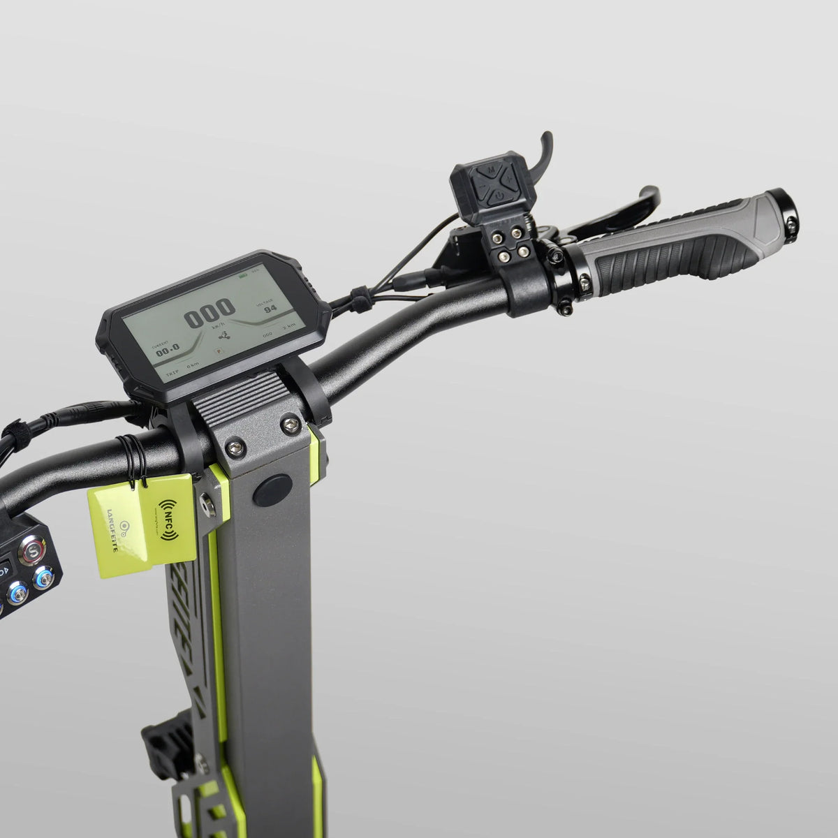 Upravljač električnog romobila Langfeite GT2 RS 2026 s LCD zaslonom i kontrolama u sivoj boji
