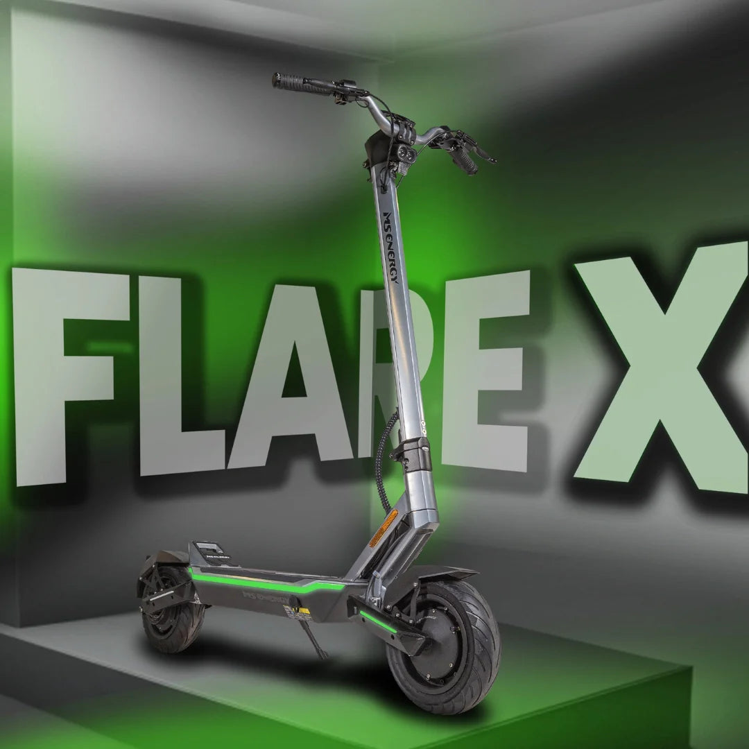 Električni romobil MS Energy Flare X sive boje s bočnim zelenim osvjetljenjem u studijskom prikazu