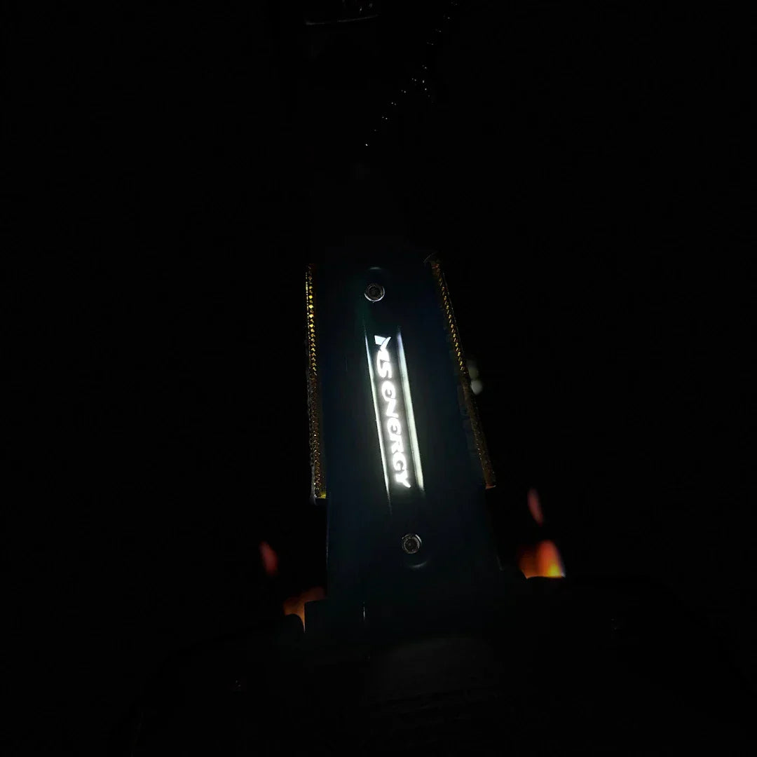 Detalj osvijetljenog MS Energy logotipa na električnom romobilu Flare X Pro u mraku