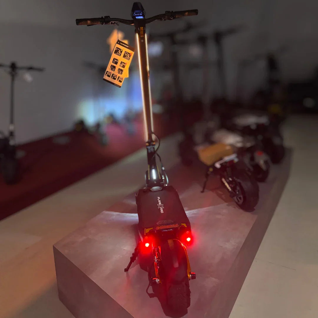 Električni romobil MS Energy Flare X Pro stražnji pogled s upaljenim crvenim svjetlima u salonu