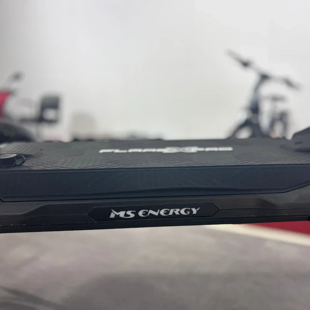 Krupni kadar gazišta električnog romobila MS Energy Flare X Pro s logotipom na crnoj podlozi
