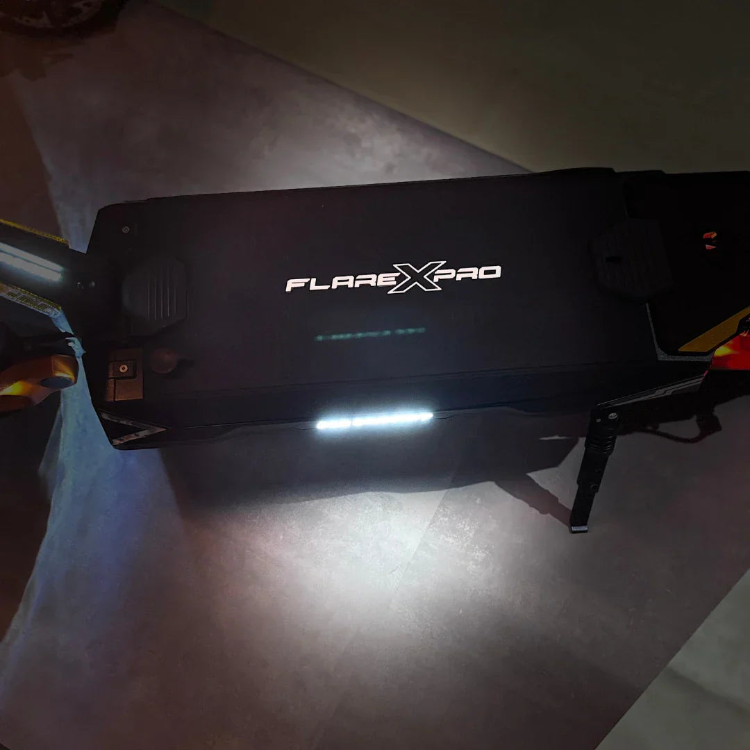 Gornji pogled na crno gazište električnog romobila MS Energy Flare X Pro s upaljenim LED svjetlom