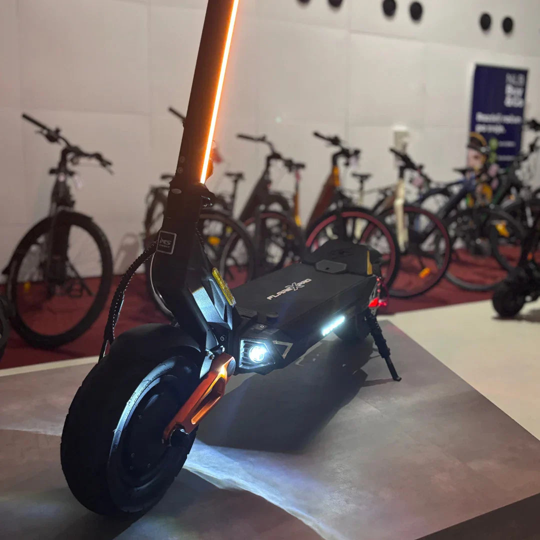 Električni romobil MS Energy Flare X Pro, crni model s upaljenim svjetlima, pogled sprijeda