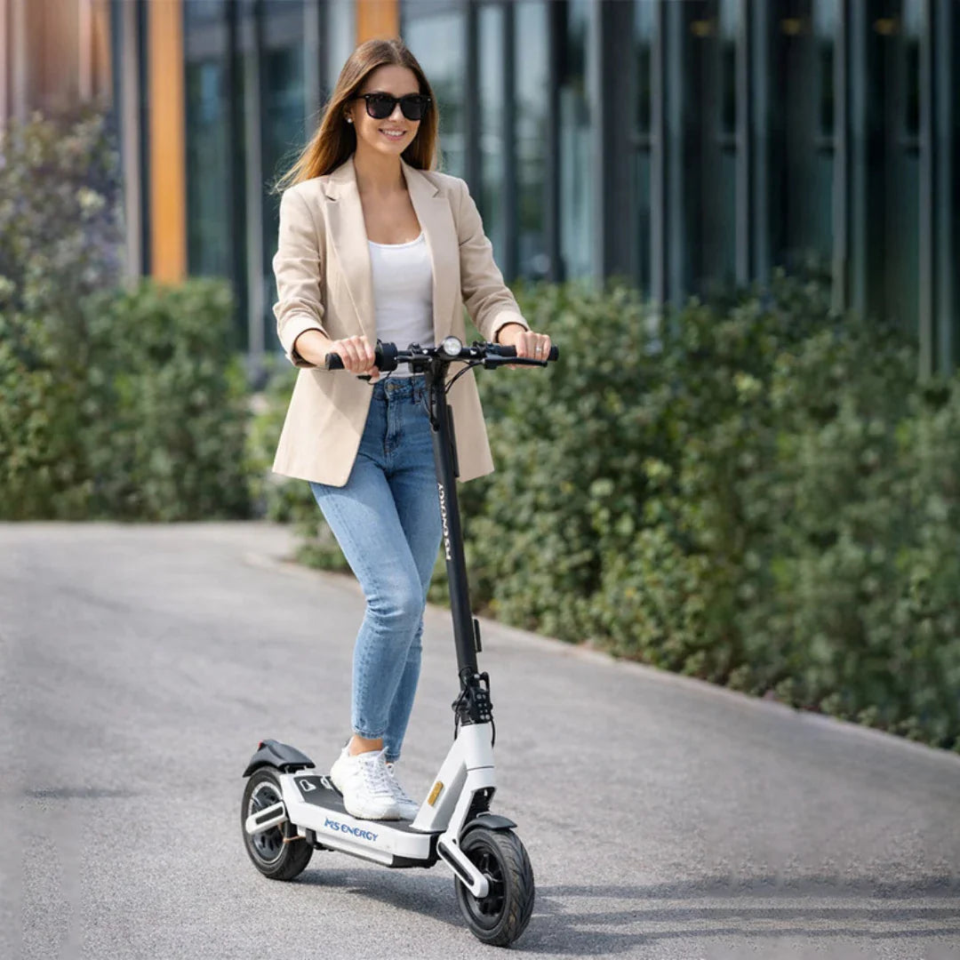 Žena vozi bijeli električni romobil MS Energy Mentor 500 na otvorenom, pogled sprijeda