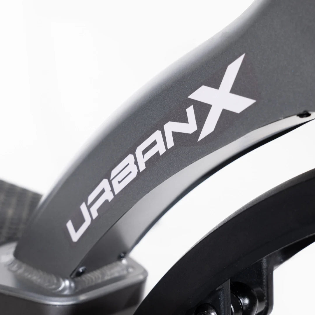 Krupni kadar logotipa UrbanX na sivoj konstrukciji električnog romobila MS Energy Urban X