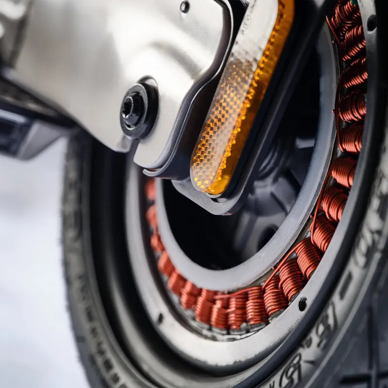Krupan kadar elektromotora i detalj kotača električnog romobila Pure Advance McLaren Edition
