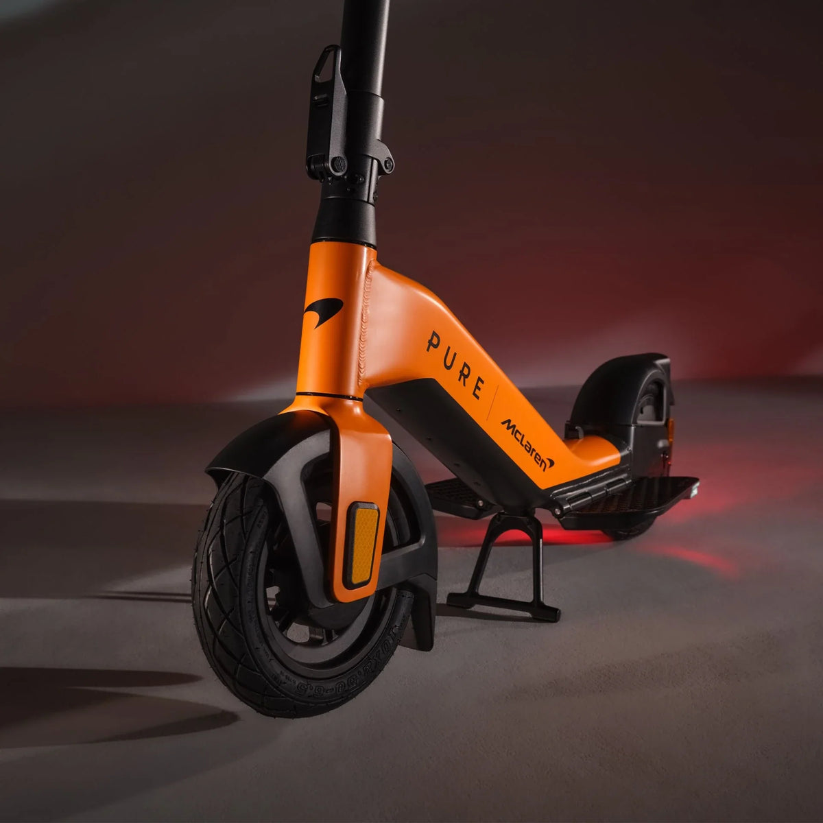 Električni romobil Pure Advance McLaren Edition narančasti, pogled sprijeda na prednji kotač i okvir