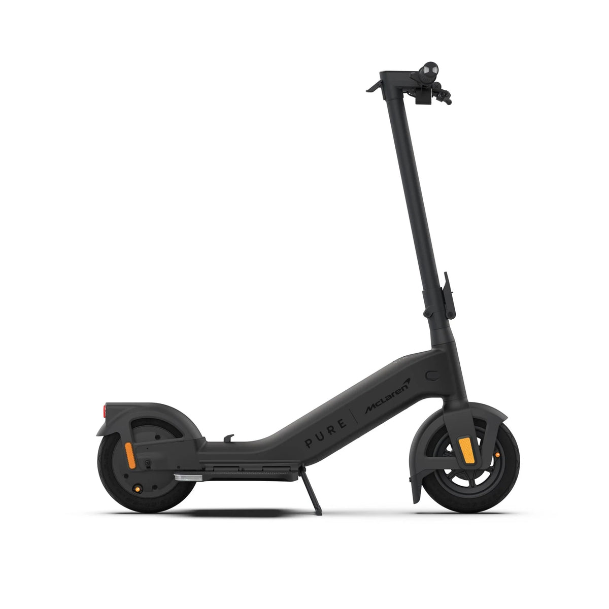 Crni električni romobil Pure Advance McLaren Edition, pogled s bočne strane na bijeloj pozadini